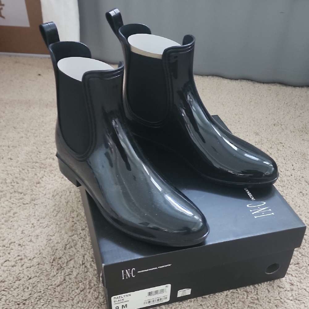 NWT INC International Concepts Women's Glossy Black Boots SIZE 9